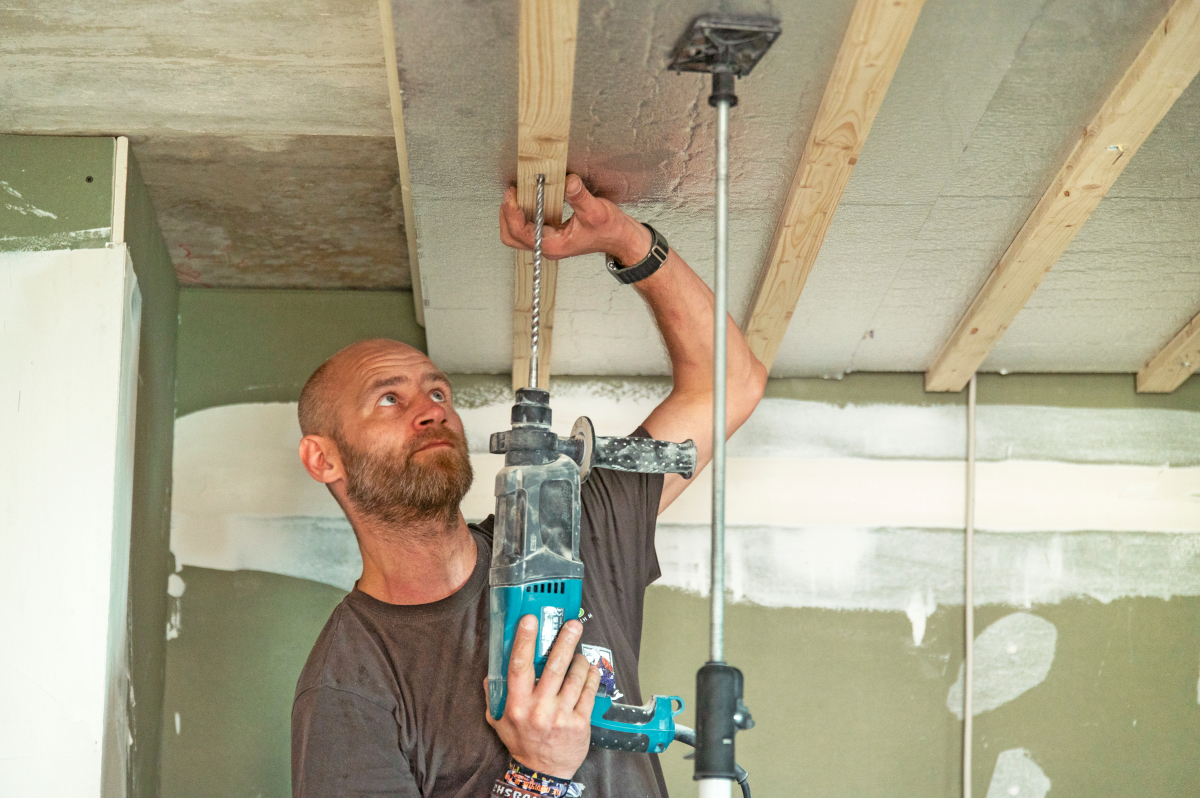 Die Kellerdeckendämmung ?Linitherm PAL KD BioZell? und ?KD N+F? wird mechanisch mit Befestigungs-klammern unter der Decke montiert