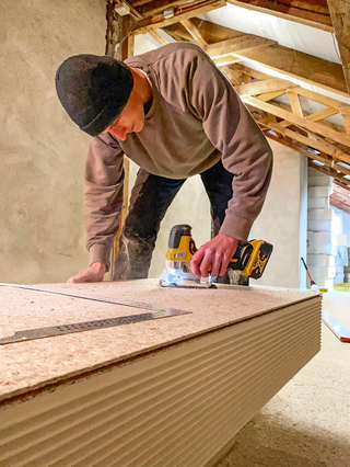 Mit baustellenüblichen Werkzeugen lassen sich die Dämmplatten zuschneiden