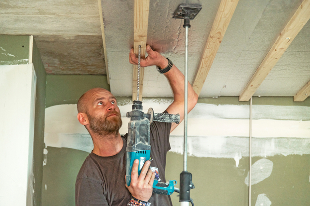 Die Kellerdeckendämmung ?Linitherm PAL KD BioZell? und ?KD N+F? wird mechanisch mit Befestigungs-klammern unter der Decke montiert