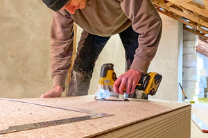  Mit baustellenüblichen Werkzeugen lassen sich die Dämmplatten zuschneiden 