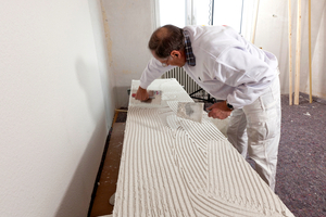  Auftragen des Klebers auf die Dämmplatte ?Linitherm PAL SIL? mit aufkaschierter Silikatplatte 