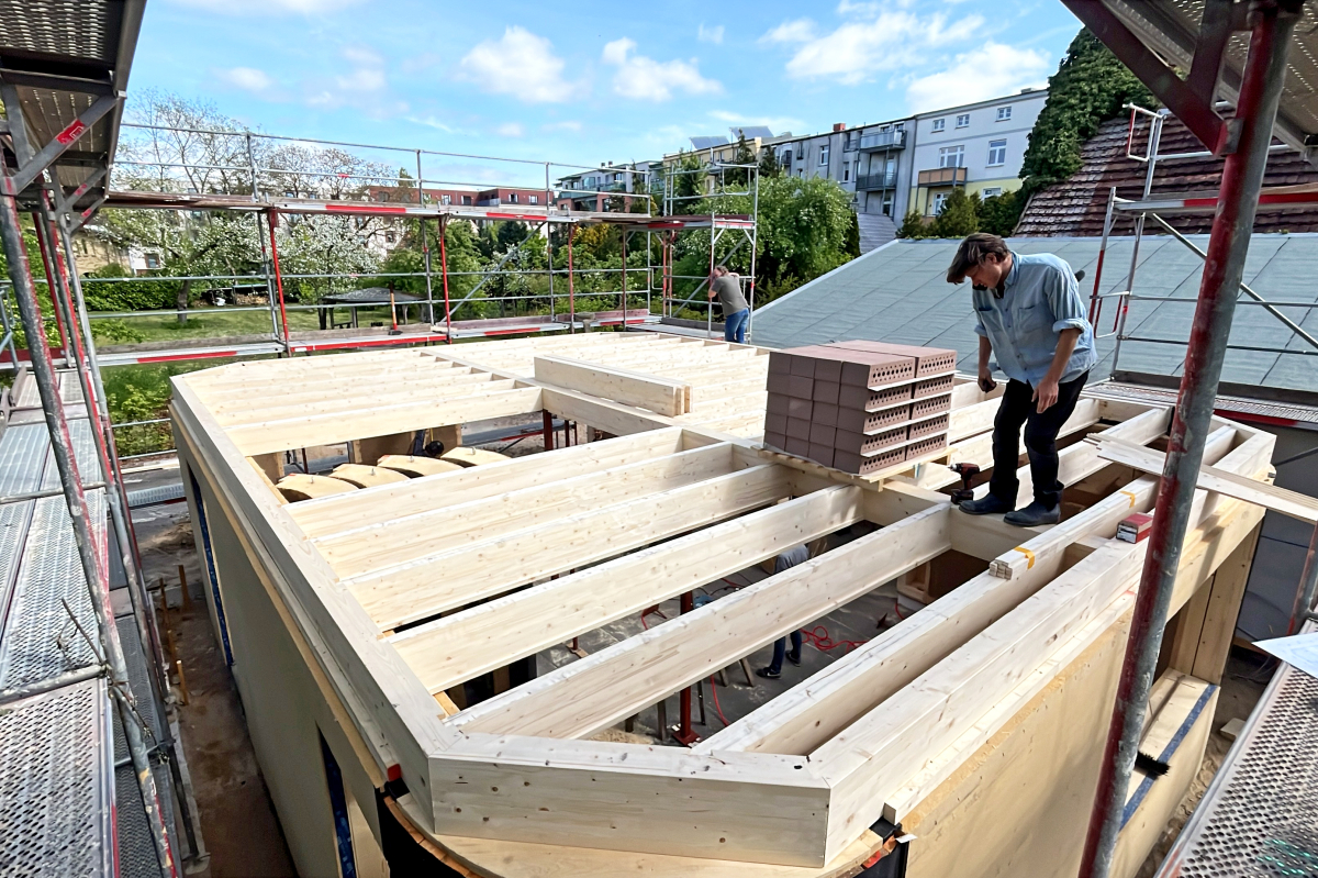 Holzbalkendeckenkonstruktion und Verbau der Lehmeinhängesteine