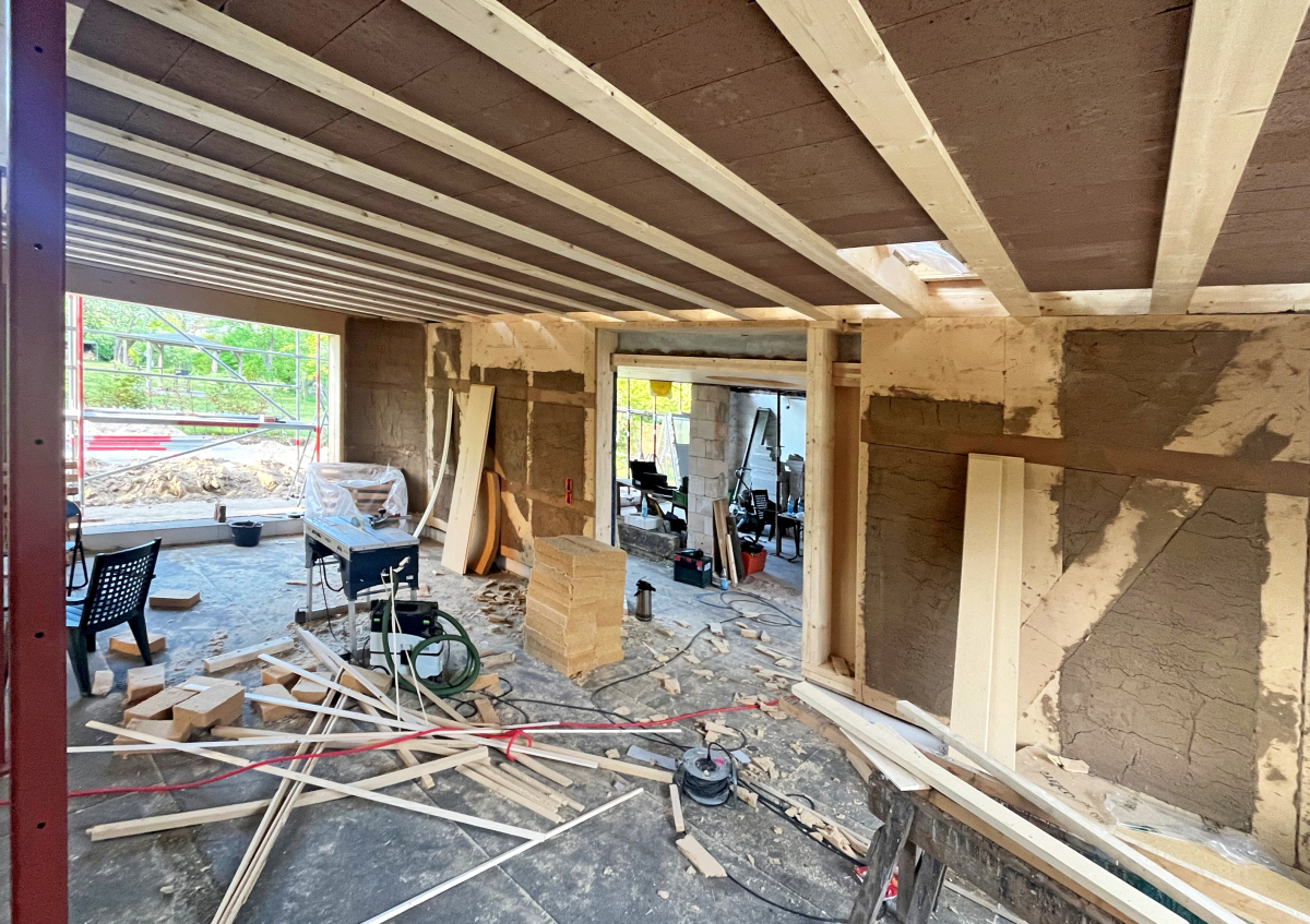 Die Lehmsteine sind eingehängt. Sie bilden die Deckenuntersicht, denn sie bleiben unverputzt