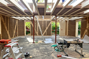  Bau eines Strohballenhauses mit Holzbalkendecke und Lehmeinhängesteinen 