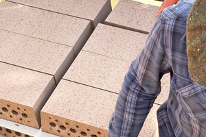  Anlieferung der Steine auf der Baustelle auf Palletten 
