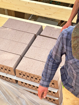 Anlieferung der Steine auf der Baustelle auf Palletten
