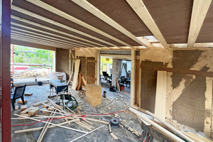  Die Lehmsteine sind eingehängt. Sie bilden die Deckenuntersicht, denn sie bleiben unverputzt 