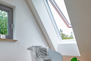  Aufgrund der Helligkeit einer der beliebtesten Plätze im Dachgeschoss. Zudem bietet das Klapp-Schwing-Fenster den Vorteil, dass es sich bis zu einem Winkel von 45 Grad öffnen lässt 