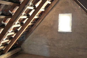  Nur das kleine Fenster an der Giebelwand und der Schornstein erinnern noch an den vor dem Ausbau ungedämmten Spitzboden    