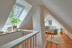  Insgesamt fünf Velux-Dachfenster sorgen für einen lichtdurchfluteten Raum. Bei Bedarf schützen frei am Fenster positionierbare Plissees vor blendenden Sonnenstrahlen   