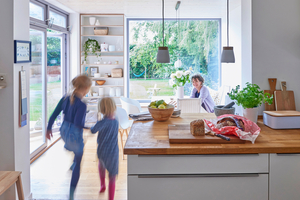  An die offene Küche schließt nun der im Anbau befindliche Essplatz an 
