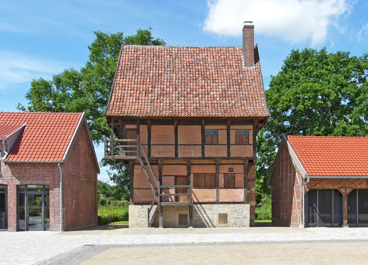 Der Fachwerkspeicher Haus Kump in Münster nach Fertigstellung der Restaurierungsarbeiten. Das obere Fachwerkgeschoss und das Satteldach kragen über die unteren Geschosse aus