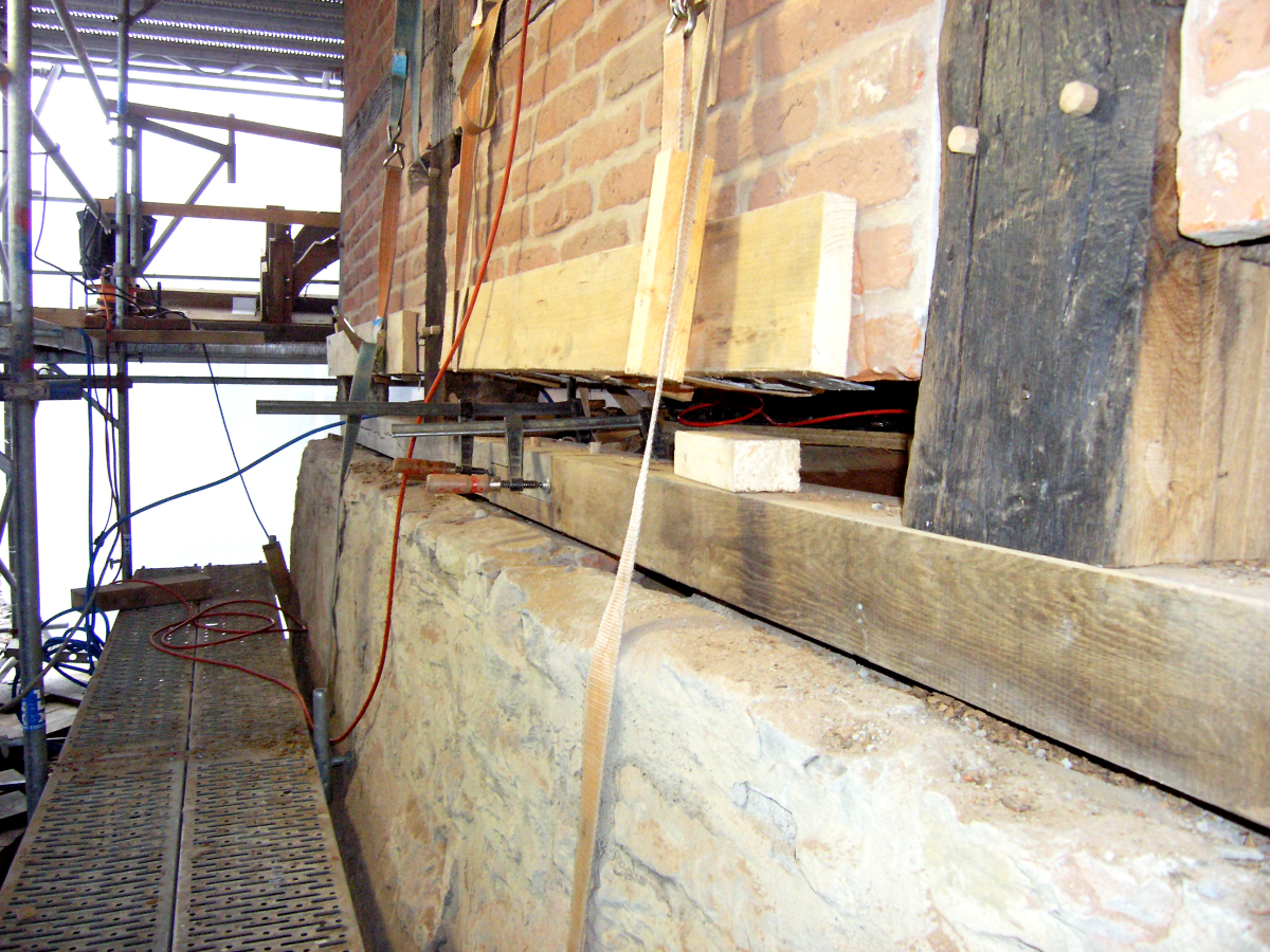 Die Restaurierung der Konstruktionshölzer des Speichers erfolgte unter Verwendung von histori-schem Eichenholz aus Wiederverwendung und abgelagertem neuen Eichenholz. Konstruktive Detail-lösungen zur statischen Stabilisierung an Detailpunkten wurden mithi