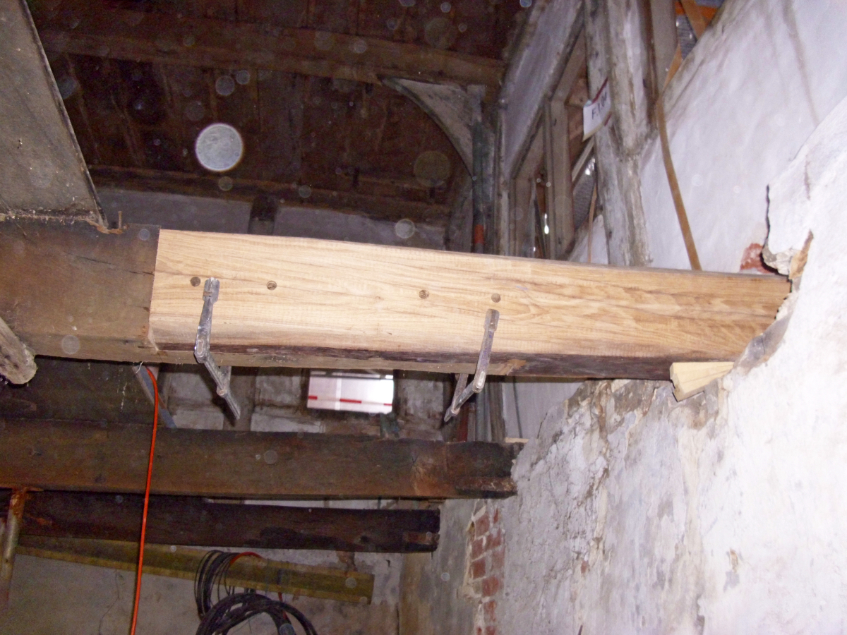 Die zerstörten Balkenköpfe des Sockengeschosses wurden gesundgeschnitten und ein gerades Blatt von mindestens der 2,5-fachen Höhe angearbeitet