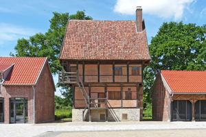  Der Fachwerkspeicher Haus Kump in Münster nach Fertigstellung der Restaurierungsarbeiten. Das obere Fachwerkgeschoss und das Satteldach kragen über die unteren Geschosse aus 