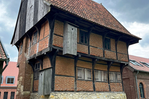  Die Rückseite des restaurierten Fachwerkspeichers mit den beiden Erkern 