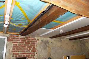  Einbau einer Dämmung in den Zwischenräumen der historischen Balkenkonstruktion der Decke des Sockelgeschosses 