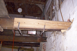  Die zerstörten Balkenköpfe des Sockengeschosses wurden gesundgeschnitten und ein gerades Blatt von mindestens der 2,5-fachen Höhe angearbeitet 