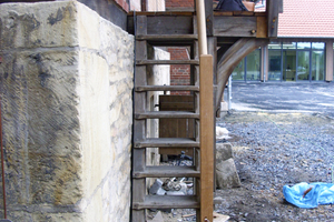  Klaffende Fugen bei den Blatt- und Zapfenverbindungen der Außentreppe wurden durch sauberes Ausspänen in der vollen Tiefe geschlossen 