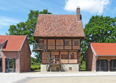 Der Fachwerkspeicher Haus Kump in M?nster nach Fertigstellung der Restaurierungsarbeiten. Das obere Fachwerkgeschoss und das Satteldach kragen ?ber die unteren Geschosse aus