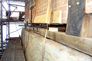  Die Restaurierung der Konstruktionshölzer des Speichers erfolgte unter Verwendung von histori-schem Eichenholz aus Wiederverwendung und abgelagertem neuen Eichenholz. Konstruktive Detail-lösungen zur statischen Stabilisierung an Detailpunkten wurden mithi 