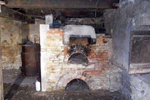  Der Backofen vor (links) und nach der Restaurierung (rechts) 