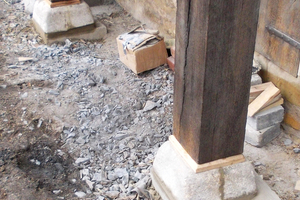  Die Fußpunkte der erdberührenden Podeststützen der Außentreppe wurden aus Eichenholz erneuert und erhielten eine neue Fundamentierung 