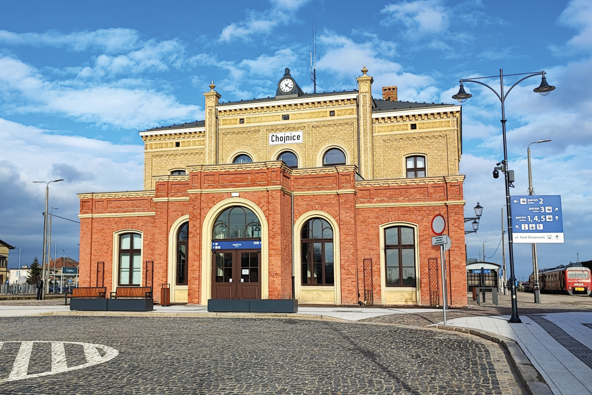Die restaurierte Ziegelfassade unterstreicht den historischen  Charakter des Bahnhofs Chojnice