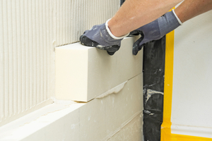  Das in Streifen verarbeitete Innendämmsystem ?iQ-Therm 2.0? sorgt für Wärmeschutz, Schimmelfreiheit und ein behagliches Raumklima 