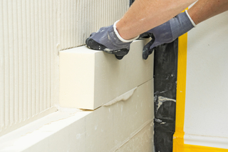 Das in Streifen verarbeitete Innendämmsystem ?iQ-Therm 2.0? sorgt für Wärmeschutz, Schimmelfreiheit und ein behagliches Raumklima