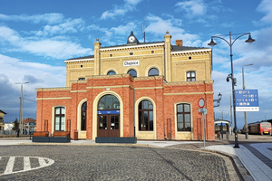  Die restaurierte Ziegelfassade unterstreicht den historischen  Charakter des Bahnhofs Chojnice 