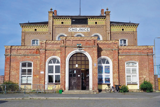 Die historische Backsteinfassade war vor der Sanierung geprägt durch abplatzende Farbschichten und Schäden durch unsachgemäße Reparaturen