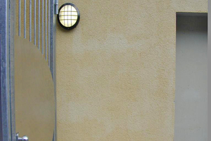  An dieser Fassade gibt es Calciumcarbonat-ausblühungen    