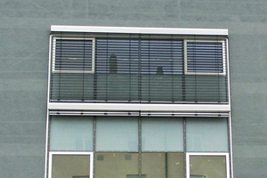  Bei intensiven Farbtönen kann sich das Gerüst an der Fassade abzeichnen   