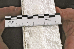  Hier ist die Armierungsschicht zu dünn aufgetragen. Zudem liegt das Gewebe zu dicht am Dämmstoff   