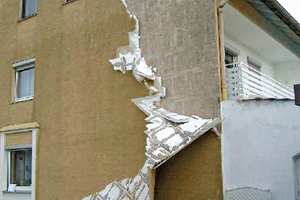  Totalschäden: Hier fallen große Teile des WDVS von der Fassade ab  