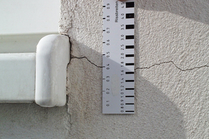  Der Klassiker unter den Schadensbildern am WDVS: Rissbildung an Bauteilanschlüssen, zum Beispiel an einer Fensterbank  