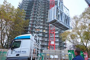  Die Fensterelemente werden angeliefert: Das Hochhaus an der Abendrothstraße  in Köln-Seeberg wurde umfassend energetisch saniert 