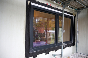  Die neuen Fensterelemente wurden in Vorwandmontage mit geänderter Wandposition eingebaut – für ein durchgängiges Wärmedämmbild 