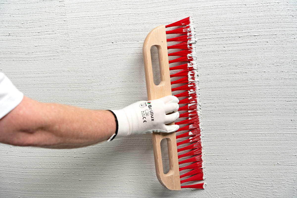 Modellieren der noch nassen Putzschicht mit der ?Putz-Strukturbürste 3121?