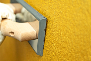  Mit der breiten Kante des ?Gummi-Reibebretts 3766? die Flächen abziehen 