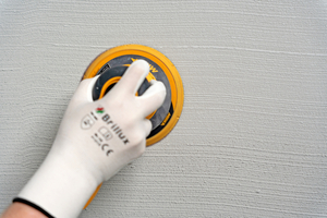  Nach ausreichender Trocknung erfolgt ein Zwischenschliff 