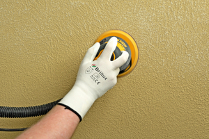  Nach ausreichender Trocknung erfolgt ein Zwischenschliff 