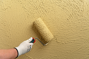  Mit Polyamid-Farbwalze auf der noch restfeuchten Oberfläche rollen 