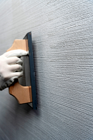 Frische Beschichtung wird mit dem ?Gummi-Reibebrett 3766? abrakeln