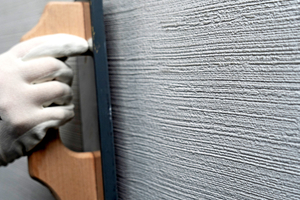  Frische Beschichtung wird mit dem ?Gummi-Reibebrett 3766? abrakeln 