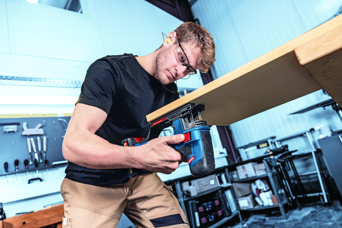 Die S Version der Stichsäge mit Stabgriff bietet durch ihr ausgewogenes Design beste Ergonomie und Kontrolle auch beim Sägen über Kopf