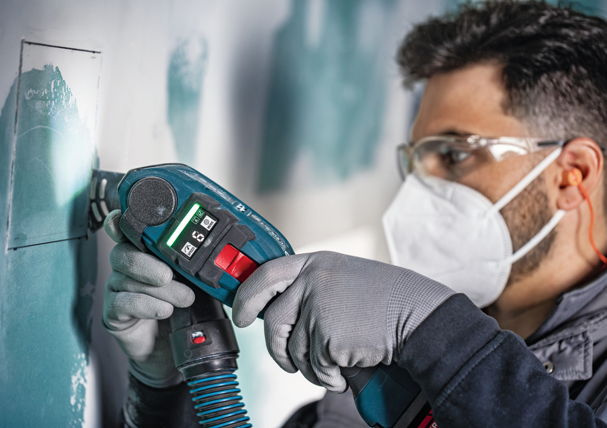 Ausschnitt in einer Trockenbauwand mit dem oszillierenden 18V-Multifunktionswerkzeug ?Expert EXOP18V 40?