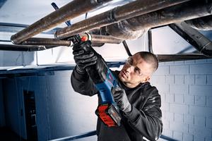  Die Säbelsäge ?Expert EXSA18V-32? bewältigt selbst anspruchsvollste Anwendungen wie schwere Gussrohre oder Bauholz mit Nägeln. Für effizientes Arbeiten in Materialien wie Holz und Gipskarton kann die Pendelhub-Funktion zugeschaltet werden 