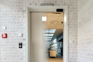  Die automatische Schiebetür öffnet sich in kürzester Zeit 